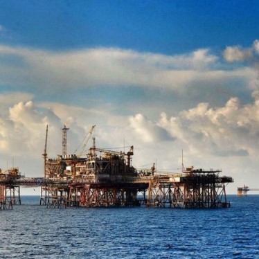 Vấn đề nào đang đặt ra khi khai thác dầu khí ở thềm lục địa nước ta?