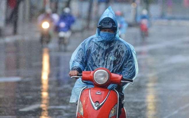 Mặc áo mưa khi trời mưa